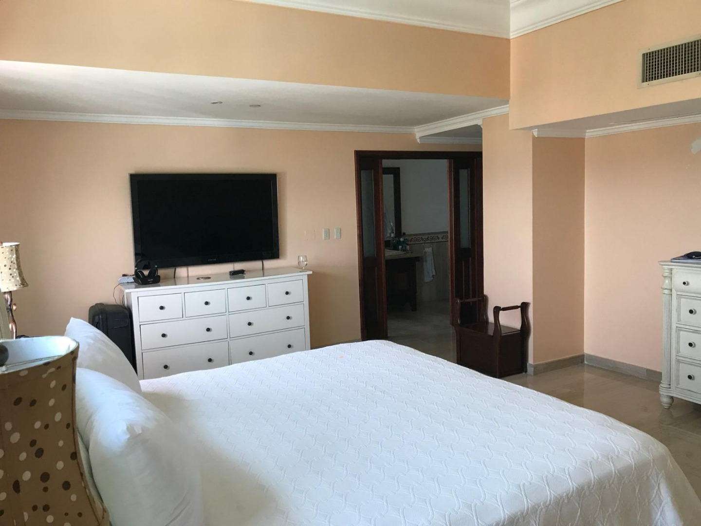 Oceanfront 3-bedroom Apartment For Sale In Santo Domingo - Image 2