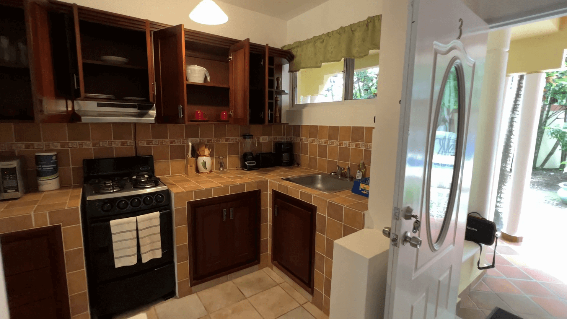 1 Bedroom Condo In With Ocean Views - Image 5