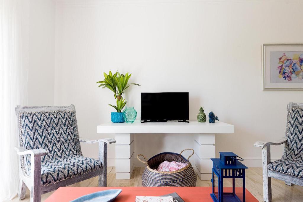 Large Newly Renovated 2 Bedroom Condos - Image 5