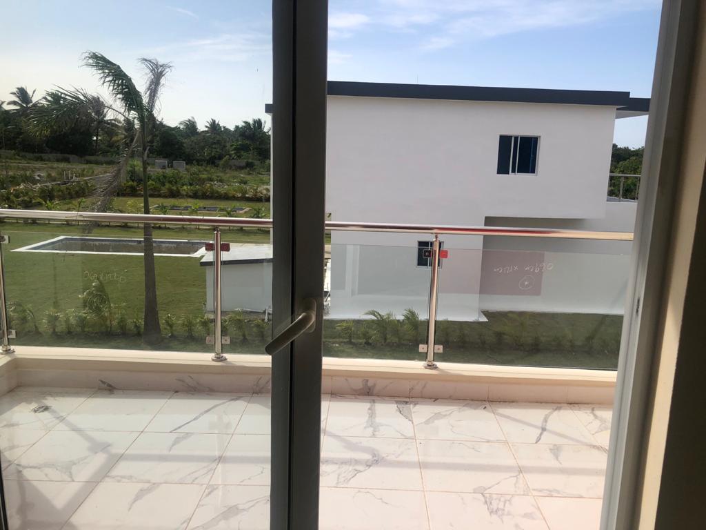 Modern 3 Bedroom 3 Bath Villa - Image 5