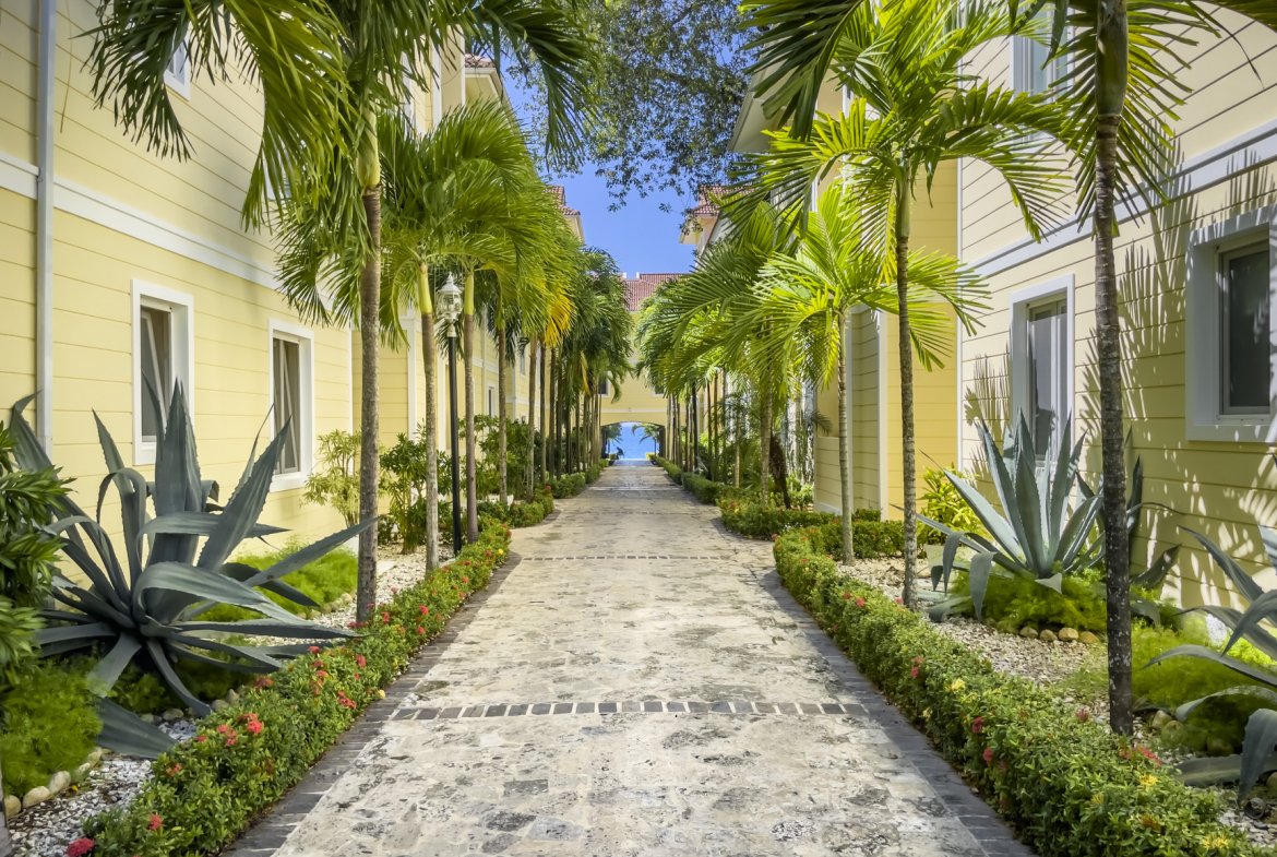 For Sale Stunning 3 Bedroom Condo Right On The Ocean - Image 2