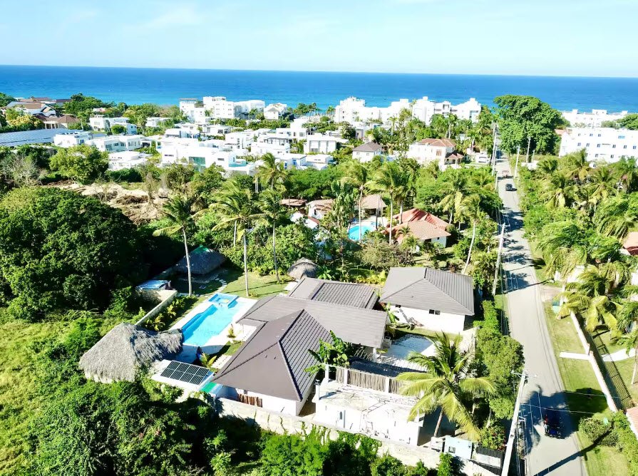 Beautiful 9-Bedroom Villa, Close To The Beach  - Image 3