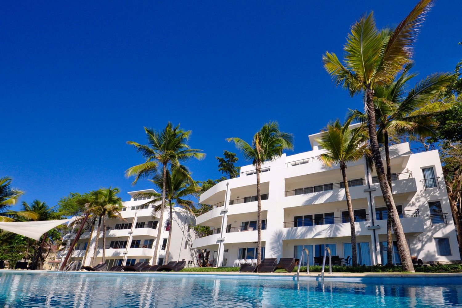 Infinti Blu - Beachfront 2 Bedroom Condo For Sale - Image 4