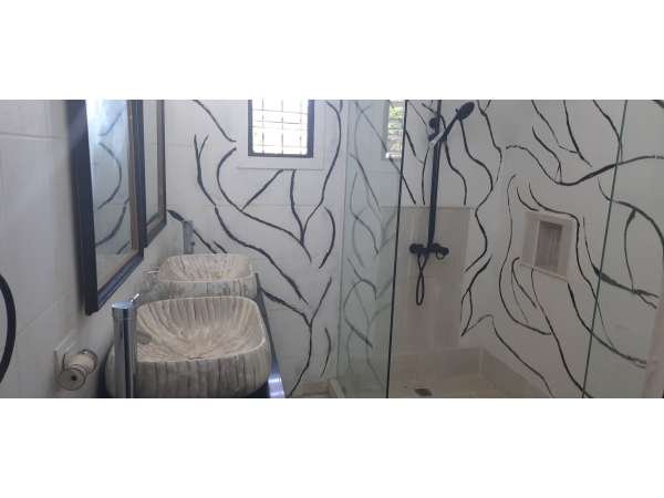 New Price On Newly Renovated 2-bedroom 3.5 Bath Villa - Image 3