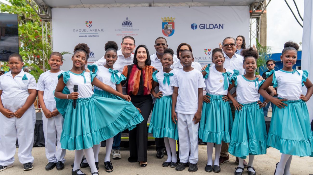 Dominican First Lady, Gildan Open New Recreational Facilities