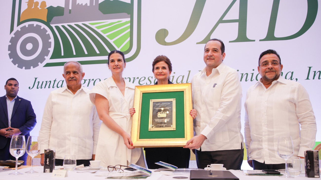 Dominican VP Peña Honors Sugar Giant CAEI as Top Agribusiness